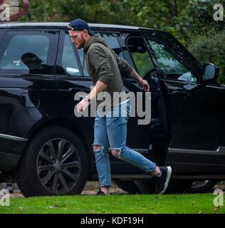 13.10.17. Cricketer Ben Stokes arriva a casa della madre del fidanzato Clare Ratcliffe davanti alla coppia del matrimonio di domani nel Somerset. Foto Stock