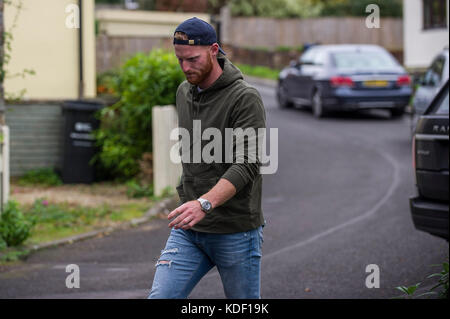 13.10.17. Cricketer Ben Stokes arriva a casa della madre del fidanzato Clare Ratcliffe davanti alla coppia del matrimonio di domani nel Somerset. Foto Stock