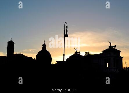 Il foro romano al tramonto, Roma, Italia, luglio 2017. Foto Stock