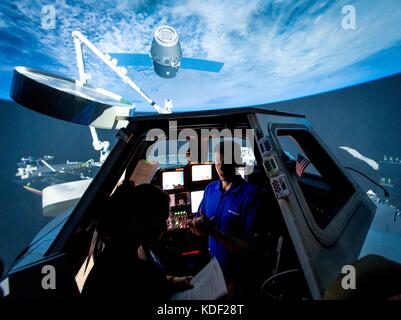 L'astronauta della NASA nick aia esegue il rendezvous e il braccio robotico di formazione di recupero interno della cupola systems engineering simulatore presso il Johnson Space Flight Center aprile 26, 2017 in Houston, Texas. (Foto di j.m. eddins jr. via planetpix) Foto Stock