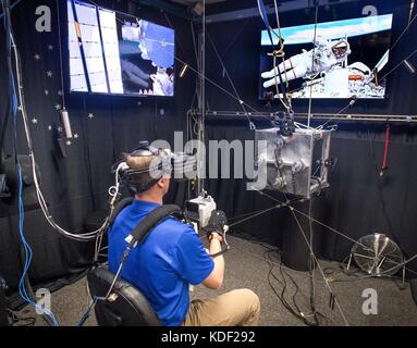 L'astronauta della NASA Nick Hague utilizza un simulatore di realtà virtuale durante uno scenario di addestramento di emergenza spaziale utilizzando il pacchetto Simplified Aid for EVA Rescue (SAFER) presso il laboratorio di realtà virtuale Johnson Space Flight Center 26 aprile 2017 a Houston, Texas. (Foto di J.M. Eddins Jr. Via Planetpix) Foto Stock