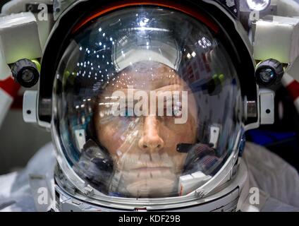 L'astronauta della NASA Nick Hague indossa una tuta spaziale mentre si prepara per l'addestramento sulla passeggiata spaziale Extravehicular Activity presso il Johnson Space Flight Center Natural Buoyancy Laboratory 27 aprile 2017 a Houston, Texas. Hague si sta preparando per il suo volo del 2018 verso la stazione spaziale Internazionale a bordo della Sojuz-56S con la Expedition 57/58. (Foto di J.M. Eddins Jr. Via Planetpix) Foto Stock