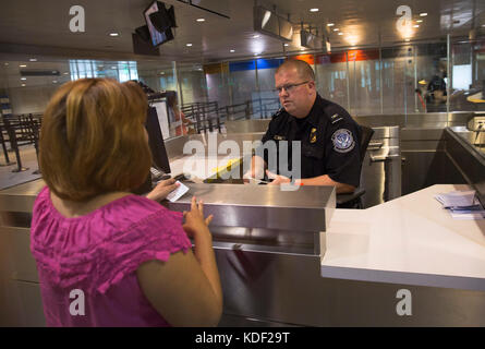 Stati Uniti delle dogane e della protezione delle frontiere alle operazioni sul campo processo ufficiali i passeggeri in arrivo da voli internazionali presso il Boston Logan international airport giugno 21, 2017 a Boston, Massachusetts. (Foto di glenn fawcett via planetpix) Foto Stock