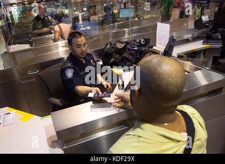 Gli U.S. Customs and Border Protection Field Operations Officer trattano i passeggeri in arrivo dai voli internazionali all'aeroporto internazionale Logan di Boston, 21 giugno 2017, a Boston, Massachusetts. (Foto di Glenn Fawcett via Planetpix) Foto Stock