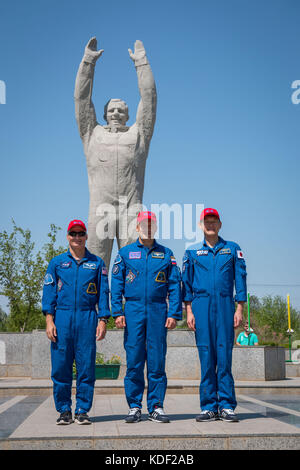 NASA International Space Station Expedition 52 Soyuz MS-05 membri dell'equipaggio di riserva (L-R) astronauta americano Mark Vande Hei, cosmonauta russo Alexander Misurkin di Roscosmos, e l'astronauta giapponese Norishige Kanai dell'Agenzia giapponese per l'esplorazione aerospaziale posero di fronte alla statua di Yuri Gagarin durante le tradizionali cerimonie pre-lancio del 18 luglio 2017 a Baikonur, Kazakistan. (Foto di Victor Zelentsov via Planetpix) Foto Stock