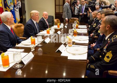 Us vice presidente mike pence, presidente Donald Trump e consigliere per la sicurezza nazionale h.r. mcmaster incontrare con i soldati degli Stati Uniti durante il pranzo presso la casa bianca luglio 18, 2017 a Washington, DC. (Foto di shealah Central Plaza hotel via planetpix) Foto Stock