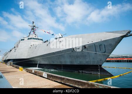 La marina degli stati uniti indipendenza-class Littoral Combat Ship uss gabrielle giffords mori a Broadway pier per nave pubblica tours luglio 22, 2017 a San Diego, California. (Foto di melissa k. russell via planetpix) Foto Stock