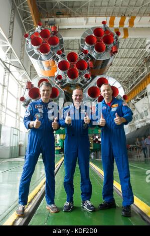 NASA International Space Station Expedition 52 prime Crew members (L-R) astronauta italiano Paolo Nespoli dell'Agenzia spaziale europea, il cosmonauta russo Sergey Ryazanskiy di Roscosmos e l'astronauta americano Randy Bresnik danno un pollice mentre posano di fronte ai motori a razzo Soyuz MS-05 presso la struttura di integrazione dei cosmodromi di Baikonur durante la loro prova finale pre-lancio del fit check dress il 24 luglio 2017 a Baikonur, Kazakistan. (Foto di Andrey Shelepin via Planetpix) Foto Stock