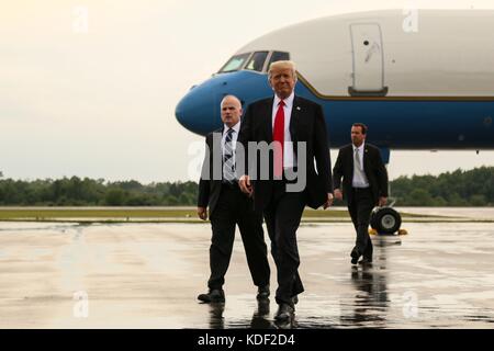 Il presidente statunitense Donald trionfi arriva al Raleigh county memorial aeroporto per il boy scouts of America national jamboree luglio 24, 2017 vicino a beckley, West Virginia. (Foto di dustin d. biven via planetpix) Foto Stock