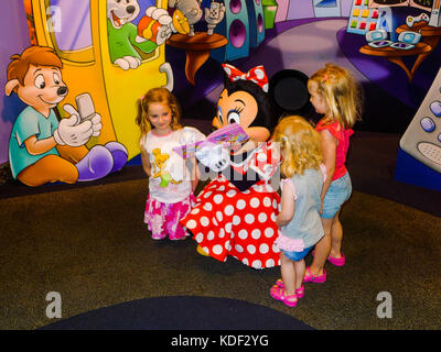 Bambini - incontro Minnie Mouse Disney World, Florida, Stati Uniti d'America Foto Stock