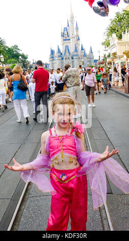 Bambino vestito di una Principessa Jasmine costume nel Magic Kingdom,  Disney World della Florida, Stati Uniti d'America Foto stock - Alamy