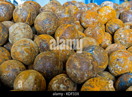 Sfere di macinazione per la macinazione di minerale di rame in un mulino a sfere, erdenet mining corporation emc, erdenet miniera di rame, erdenet, Mongolia Foto Stock