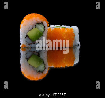 Close up di un pezzo di sushi con incandescente e pesci colorati uova sulla parte superiore Foto Stock