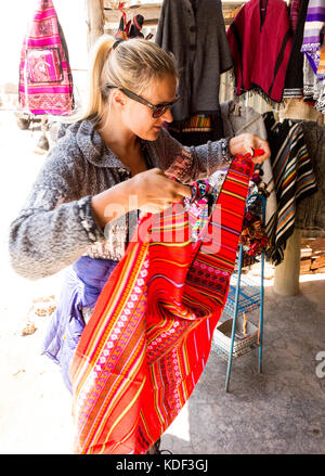 Shopping in streghe" Mercato, La Paz, Bolivia Foto Stock
