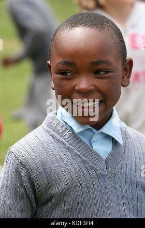 Ritratto di un giovane africano ragazzo scuola all aperto in Kenya Foto Stock