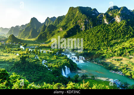 Royalty immagine libera di alta qualità veduta aerea della cascata “ Ban Gioc ”, Cao Bang, Vietnam. La cascata di Ban Gioc è una delle 10 cascate più importanti Foto Stock