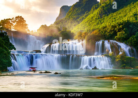 Royalty immagine libera di alta qualità veduta aerea della cascata “ Ban Gioc ”, Cao Bang, Vietnam. La cascata di Ban Gioc è una delle 10 cascate più importanti Foto Stock