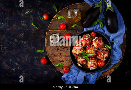 Melanzana (melanzana) rotoli di carne in salsa di pomodoro. flat laici. vista superiore Foto Stock