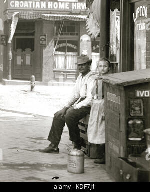 L uomo e la donna di fronte alla strada dalla Casa croata e Giacobbe Muich Saloon, 1800 Sud terza strada. Angolo sud-est, Third Street e Lafayette Avenue Foto Stock