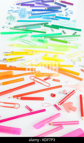 Varietà od forniture scolastiche in luminosi colori dell'arcobaleno Foto Stock