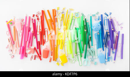 Varietà od forniture scolastiche in luminosi colori dell'arcobaleno Foto Stock