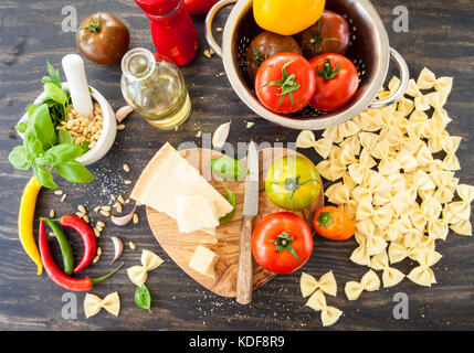 La cucina italiana con ingredienti freschi e pasta Foto Stock