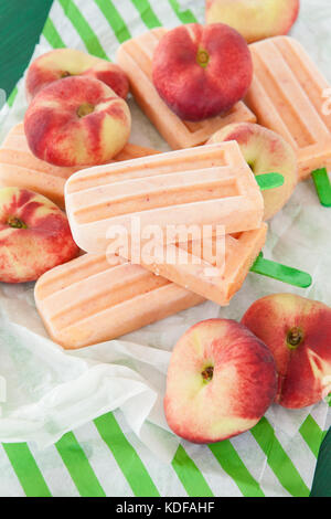 In casa popsicles congelati con fresche e mature pesche ciambella Foto Stock