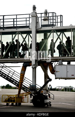 Imbarco di passeggeri su aereo attraverso una jetway Foto Stock