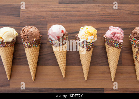 Varietà di gelati in cono di cialda con cioccolato e spruzza Foto Stock