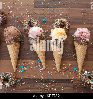 Varietà di gelati in cono di cialda con cioccolato e spruzza Foto Stock