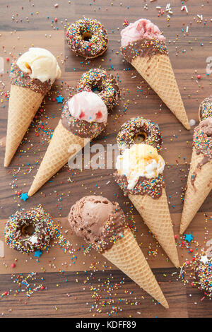 Varietà di gelati in cono di cialda con cioccolato e spruzza Foto Stock