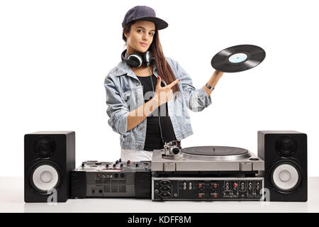 Dj femmina tenendo un disco in vinile e puntamento isolati su sfondo bianco Foto Stock