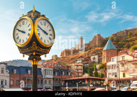 Orologio di città e fortezza di Narikala, Tbilisi, Georgia Foto Stock