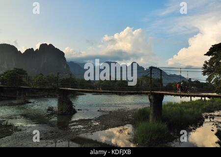 Pietre calcaree carsiche e di un ponte sul fiume in luanprabang laos Foto Stock