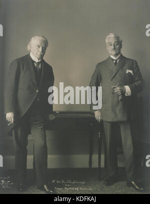 Questa fotografia raffigura il RT Hon David Lloyd George, ex primo ministro britannico, con l'on Mederic Martin, il sindaco di Montreal. L'immagine cattura un momento storico della loro interazione, probabilmente durante una visita ufficiale o un evento diplomatico. Foto Stock