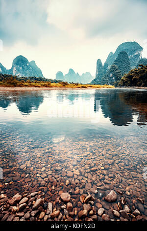 Il Fiume Lijiang in xingping, focus su sfondo, tonificazione del colore applicato, Cina. Foto Stock