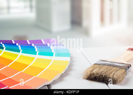Selezionando il colore della vernice per la casa interior design Foto Stock