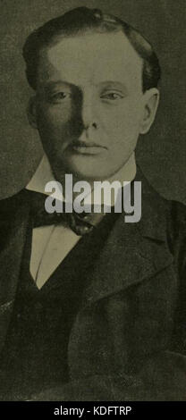 Questa immagine del luglio 1904 mostra Winston S. Churchill, probabilmente durante la sua prima carriera politica. La fotografia cattura Churchill in un momento che riflette la sua personalità pubblica e il suo primo coinvolgimento nella politica britannica, molto prima che diventasse primo ministro. Foto Stock