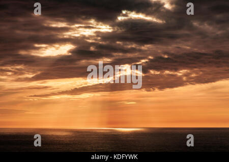 Un tempestoso tramonto sul Canale di Bristol preso dal North Devon Coast vicino Lynmouth, England, Regno Unito Foto Stock