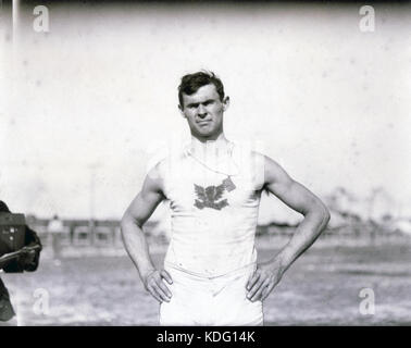 Martin Sheridan della Grande New York Irish Athletic Association, vincitore dell'evento discus al 1904 Olimpiadi Foto Stock