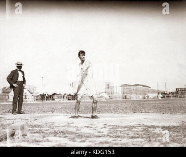 Martin Sheridan della Grande New York Irish Athletic Association gettando un discus al 1904 Olimpiadi Foto Stock