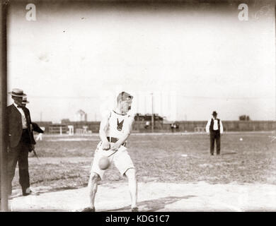 Giochi Olimpici Etienne Desmarteau, Montreal Athletic Association, gettando il 56 lb. peso al 1904 Olimpiadi Foto Stock