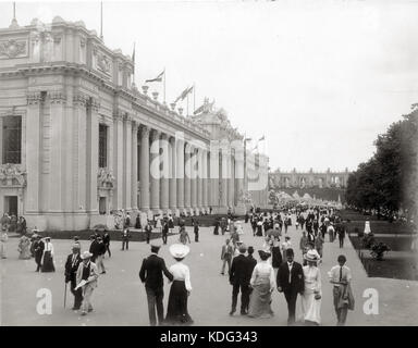 La gente camminare lungo la passeggiata di fronte al palazzo di istruzione al 1904 della fiera del mondo. Colonnato di membri visibile in distanza Foto Stock