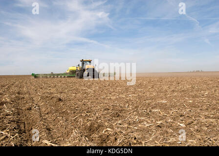 Cat trattore Challenger piantagione cotone con un john deere 24 la piantatrice a file nella stoppia mais Foto Stock