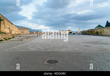 Fez, in Marocco - Jan 14, 2017: mattina sulla piazza della città Boujloud posto nei pressi della vecchia medina di Fès Foto Stock