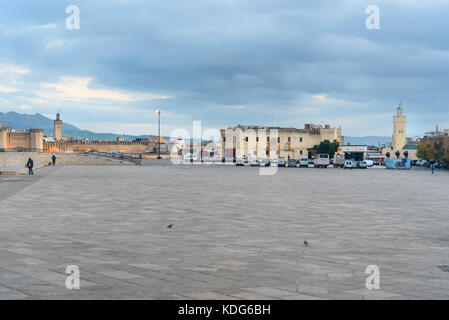 Fez, in Marocco - Jan 14, 2017: mattina sulla piazza della città Boujloud posto nei pressi della vecchia medina di Fès Foto Stock