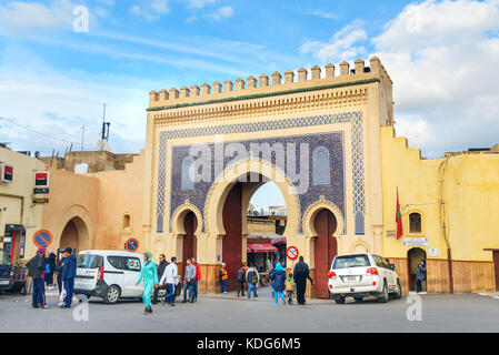 Fez, in Marocco - Jan 14, 2017: Bab Boujloud, o la Blue Gate per la vecchia Medina Fes el Bali Foto Stock