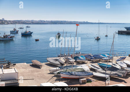 Baia di Cascais. piccole barche a vela giaceva sul molo di giorno d'estate. comune di Cascais, Portogallo Foto Stock