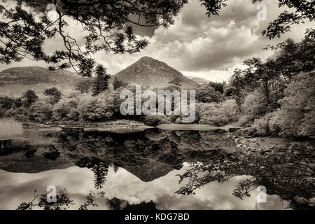 Ancora acque del fiume Ballynahinch. Connemara. Contea di Galway, Irlanda Foto Stock