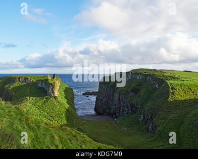 Dunseverick castello vicino Giants Causeway sulla costa di Antrim Irlanda del Nord Foto Stock